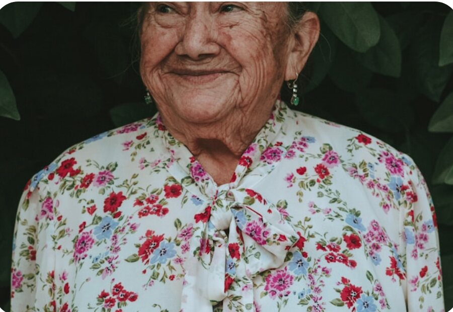 oma met bloemenblouse